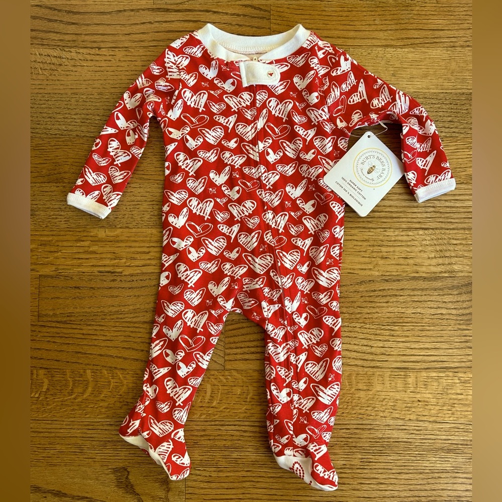 NWT Burt’s Bees heart footies 0-3m